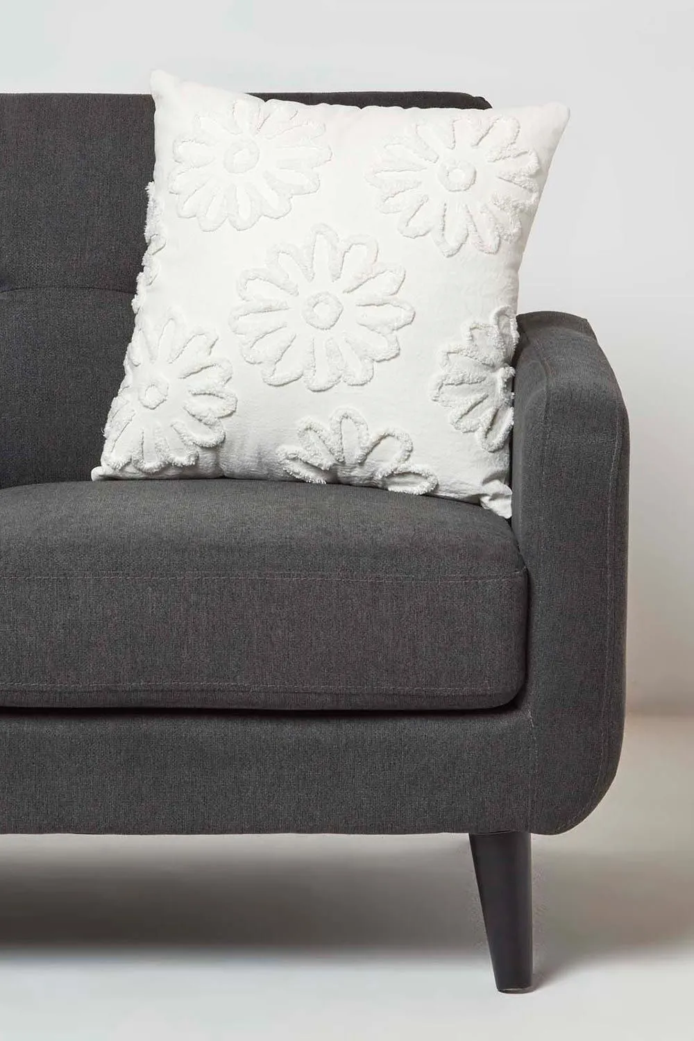 Homescapes Floral Daisy Tufted Cotton Cushion in White 2