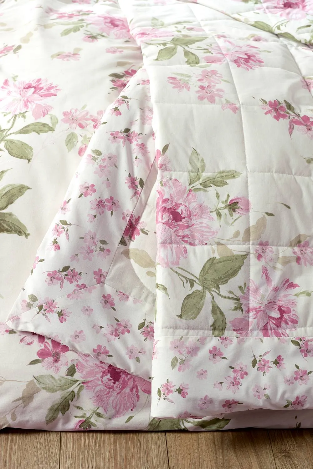 Catherine Lansfield 'Avebury Floral' Reversible Quilted Bedspread in Cream 2