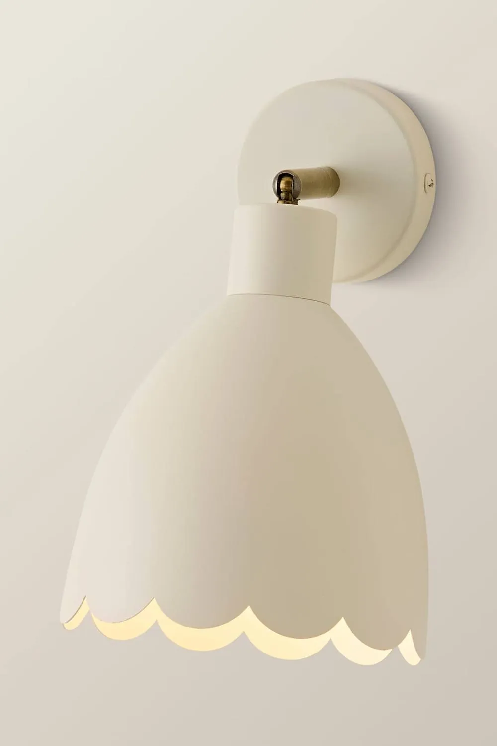 ValueLights Millie Flower Style Scallop Adjustable Wall Light in Cream 3
