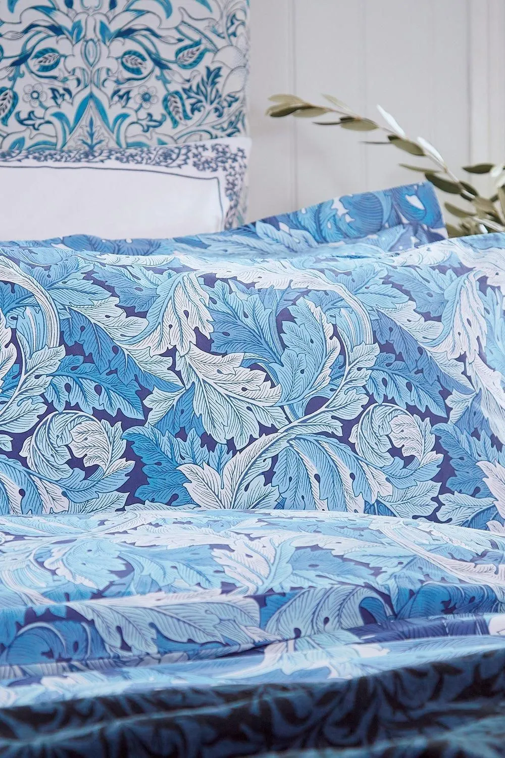 Morris & Co 'Acanthus' Oxford Pillowcase in Blue 2