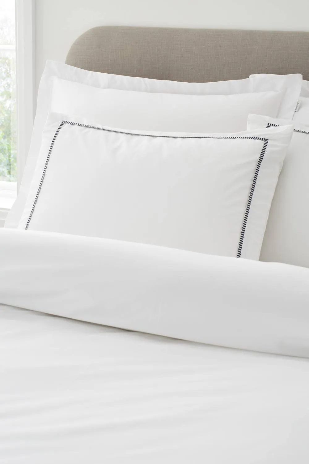 Bianca Contrast Trim 200 Thread Count Cotton Duvet Cover Set in White 2