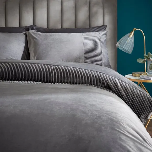 Liliana Pleated Luxury Velvet Duvet Cover and Pillowcase Set 4