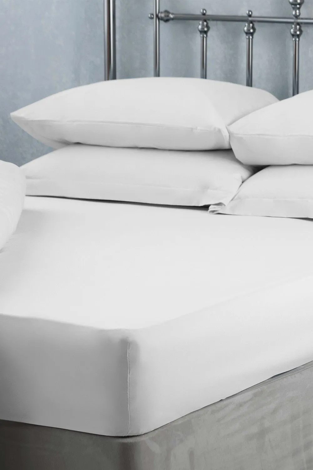 Belledorm Easy Care 200 Thread Count Cotton Polyester Percale 28cm Fitted Sheet in Cream 2